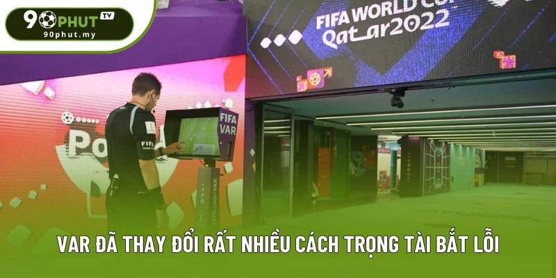 VAR đã thay đổi rất nhiều cách trọng tài bắt lỗi VAR đã thay đổi rất nhiều cách trọng tài bắt lỗi
